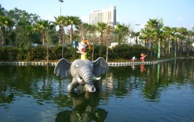 Holiday Inn Nickelodeon Hotel Themed Elephant Character Installation Orlando by Fender Marine Construction